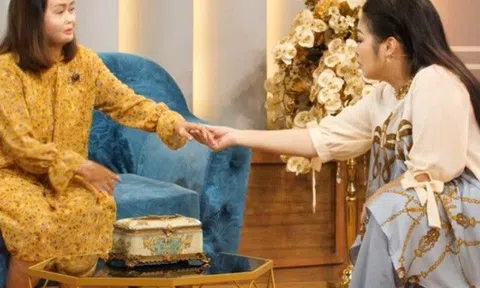 NSND Hồng Vân xúc động, nắm chặt tay người phụ nữ bị chồng thiêu sống