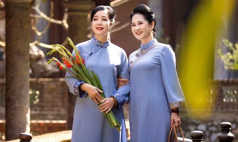 NSND Lan Hương - NSƯT Chiều Xuân diện trang phục Bạch Liên vãn cảnh chùa