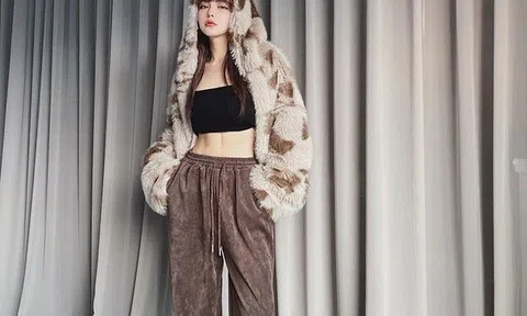 Người mẫu nội y đẹp như búp bê sống, "thắt lưng buộc bụng" giữ dáng nuột nà