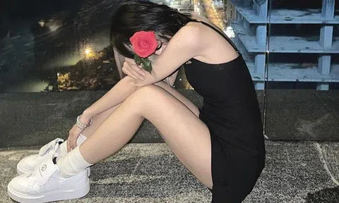 Xuất hiện gái xinh được gắn mác "Lisa Việt Nam", khoe chân dài với váy mỏng siêu ngắn