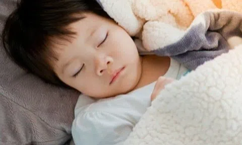 Bé 2 tháng tuổi nguy kịch sau khi thở khò khè kèm sốt, bác sĩ cảnh báo dấu hiệu nguy hiểm khi trẻ viêm đường hô hấp