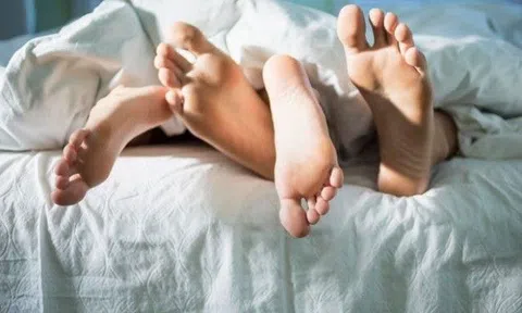 Quan hệ với vợ tư thế lạ, người đàn ông Hà Nội phải bỏ dở cuộc yêu để đi gặp bác sĩ