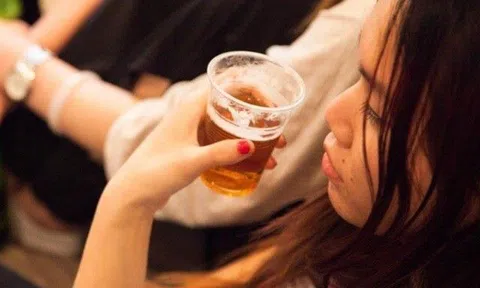 Đi uống cocktail tất niên với bạn buổi tối, cô gái Hà Nội đêm về phải đi cấp cứu vì quên làm điều này