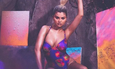 "Công chúa Disney" Selena Gomez có dáng tròn trùng trục, nhưng khi diện áo tắm vẫn quyến rũ khó chê