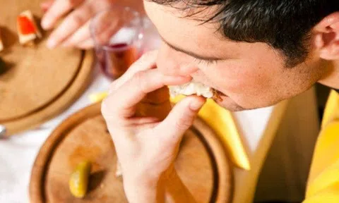 Định đưa bạn trai ra mắt dịp Tết nhưng nết ăn quá vô duyên nên cô gái vội "quay xe", chàng trai phải nhờ BS giúp