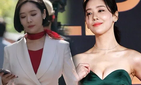 Nữ tiếp viên hàng không quyến rũ nhất màn ảnh có vòng 1 nóng bỏng, nhan sắc gây mê