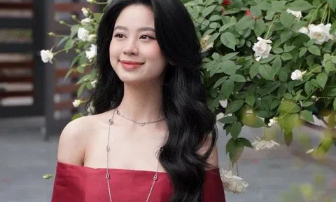 "Hotgirl tạp hóa" đẹp nhất xứ Thanh diện áo dài trễ nải du Xuân, khoe bờ vai móc áo đẹp khó tả