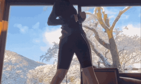 Biết cách vặn mình mỗi sáng, người đẹp 5,4 triệu người theo dõi có liền vòng eo 54cm