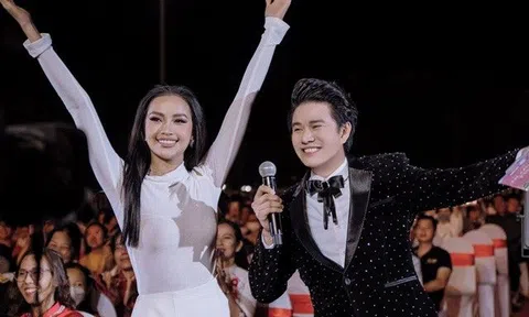 Hoa hậu Ngọc Châu cùng MC Vũ Mạnh Cường làm điều "liều lĩnh" trên sóng trực tiếp