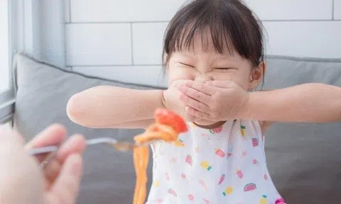 Bé 9 tuổi nhập viện vì viêm loét dạ dày, bác sĩ cảnh báo hàng loạt nguyên nhân khiến các mẹ giật mình