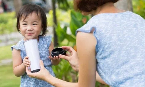 Con nhẹ cân, mẹ chọn loại sữa này cho uống để cải thiện, BS cảnh báo sai lầm và tiết lộ bí quyết chọn sữa chuẩn