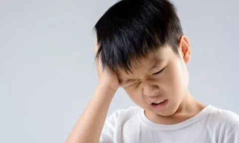 Con trai 7 tuổi nôn ói khi ngủ dậy, mẹ tưởng thiếu canxi, BS chỉ ra sai lầm của nhiều bố mẹ vào buổi tối