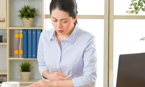 Phụ nữ văn phòng ăn trưa xong thường làm một việc, bác sĩ cảnh báo đó là “tử huyệt” khiến dạ dày kêu cứu