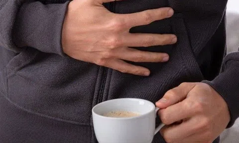 Uống cà phê như thế này có thể gây ung thư, bác sĩ tiết lộ có một loại còn rất hại dạ dày mà ai cũng mê