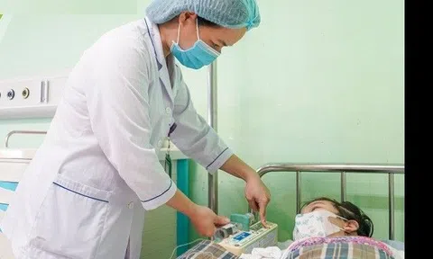 Con gái trượt chân ngã cầu thang nhưng không sưng tím, mẹ ngỡ không sao, đi khám mới biết nguy kịch