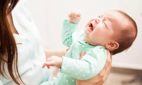 Bé trai Khánh Hòa xuất huyết não nghi do bế xốc nách, rung lắc khi chuyển tay nhiều người lúc đi chơi