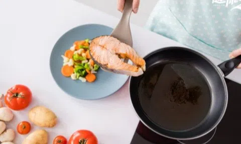Món ăn của bạn có thể thành "thuốc độc" vì hành động sai lầm khi nấu nướng bằng chảo chống dính