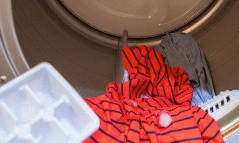 Bỏ 3 viên đá lạnh vào máy giặt, quần áo lấy ra tự phẳng lì, thơm phức
