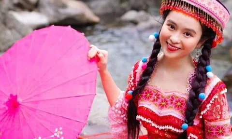 Xuất hiện nữ thần Tây Bắc mặc đồ thổ cẩm đẹp như tranh vẽ, đời thường chuẩn nàng thơ cuốn hút khó tin