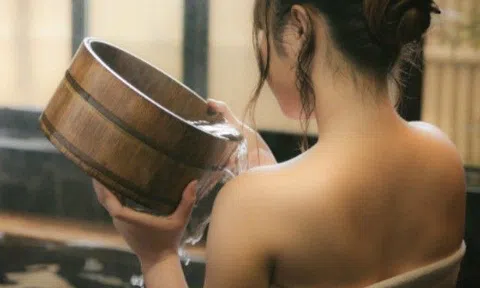 Chỉ làm đúng một việc tốn 90 giây trong khi tắm mà hàng trăm người Nhật bớt đau lưng, bụng nhỏ lại bất ngờ