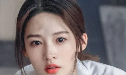 Cô gái xinh đẹp lật ngửa mi, không nhắm nổi mắt vì muốn có "giọt lệ Trung Hoa" đang hot trên mạng