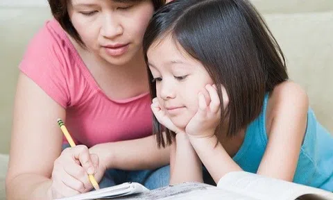 Mẹ đỏ mặt khi con gái 8 tuổi ngực phổng phao, hay hỏi cách sinh ra em bé, bác sĩ mách cách đáp lại cực hay