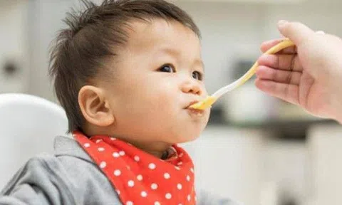 Vừa ăn xong loại quả "sạch" người quen cho, bé 8 tháng ói dịch vàng, BS nói một điều khiến mẹ giật mình