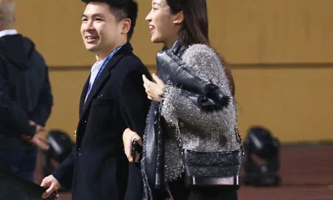 Từng không ngồi cạnh nhau, con trai út Bầu Hiển giờ kè kè Đỗ Mỹ Linh không rời, cho biết sợ mất vợ