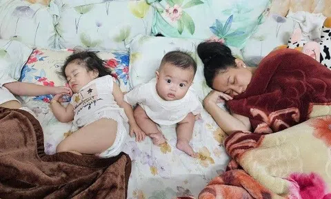 Lê Dương Bảo Lâm khoe cậu út đẹp trai như "tiểu Lee Min Ho", đi quay về cả nhà ngủ hết chỉ còn con trai ngơ ngác chờ