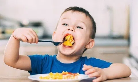 Trẻ chỉ ăn trứng, không ăn thịt thường do "thủ phạm" trong nhà, bác sĩ cảnh báo mối nguy khi nuông chiều kiểu ăn này