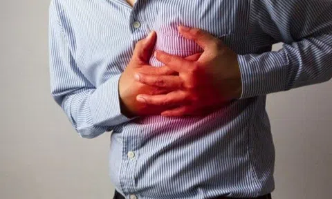 Nam họa sĩ đang trò chuyện thì phải đi cấp cứu, vì sao nhiều người trông khỏe mạnh bỗng bị tai biến?