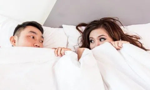 Sau khi quan hệ, cô gái phát hiện điều lạ trong chiếc bao cao su bạn trai vừa dùng, sự thật khiến cả hai tẽn tò