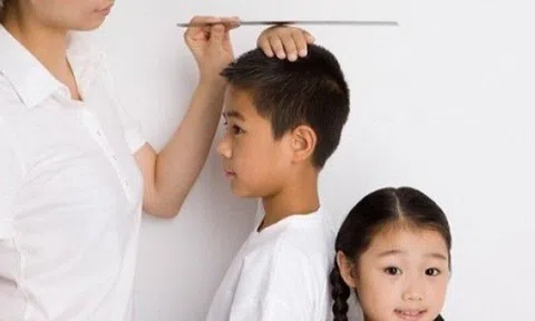 Nhà có điều kiện, con ăn không thiếu thứ gì nhưng vẫn thấp nhất lớp, vì sao? TS dinh dưỡng chỉ 6 cách tăng chiều cao