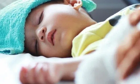 Hàng loạt trẻ nhiễm siêu vi hô hấp tại trường ở TP.HCM: Bệnh có nguy hiểm không? Khi nào cần tới viện?