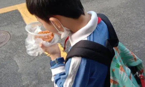 Từng cao nhất lớp nay con thấp hơn bạn nửa cái đầu, tôi bật khóc nghe bác sĩ kết luận tại mẹ