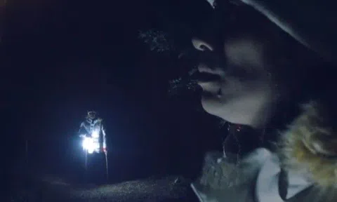 Kiều Minh Tuấn hoảng loạn, không ngừng khấn vái xin về và la hét giữa đêm tối