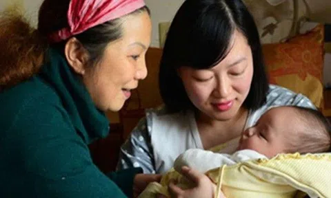 Con 3 tháng ngủ xuyên đêm, lời giải thích của bác sĩ khiến tôi rất hối hận khi nhờ mẹ chồng chăm con