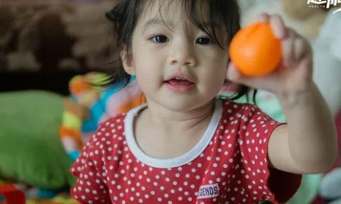Con gái đáng yêu da trắng hơn cả trứng gà bóc, mẹ tưởng thế là tốt nhưng không hiểu sao con ngày càng yếu