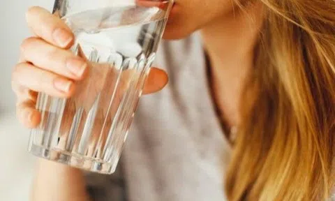 2 khung giờ này không khát cũng nên uống nước giúp tẩy sạch cặn bẩn, độc tố ở mọi ngóc ngách trong cơ thể