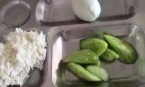 Bữa trưa học sinh tiểu học chỉ dưa chuột và trứng, giáo viên ăn cua và bạch tuộc, hiệu trưởng giải thích mới nực cười