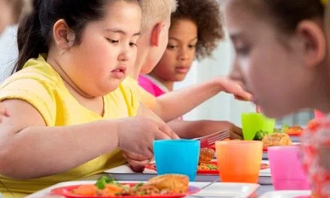 Trẻ béo thì nên giảm cân cấp tốc hay cứ "cho ăn để lớn", đợi trưởng thành rồi tính? 99% bố mẹ trả lời sai