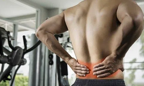 Chàng trai 18 tuổi Phú Thọ khỏe mạnh bỗng dưng tê liệt 2 chân, đại tiểu tiện không tự chủ sau khi tập gym