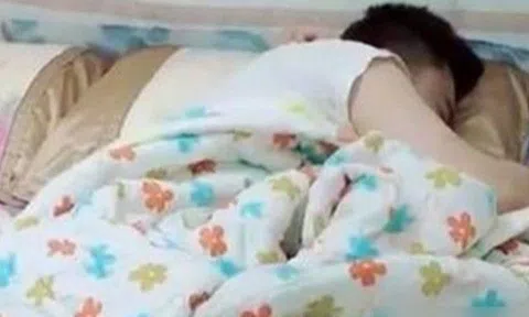 Nhờ chồng dỗ con ngủ, mẹ bỉm thót tim khi vào phòng thấy cảnh chồng ngủ say còn con đã biến mất