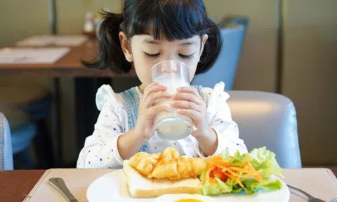 Mẹ khoe ảnh bữa ăn sáng đầy chất của con, bác sĩ xem xong cảnh báo có 2 trong 4 món liên quan ung thư
