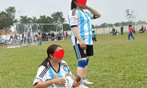 Nữ cầu thủ Nghệ An đang thi đấu thì con đói, trọng tài dừng trận để ngồi giữa sân vạch áo cho con bú