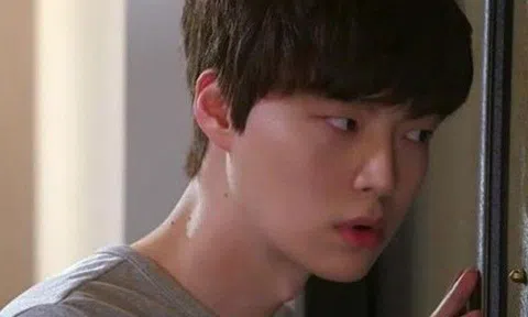 11 giờ tối mới về đến nhà, tôi ngỡ ngàng trước hành động lạ của vợ trong nhà vệ sinh