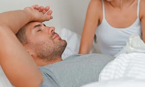 Sau màn "tặng quà" giữa đêm với nhiều thế lạ, chàng trai Hà Nội khiến bạn gái "xanh mặt", phải dìu vào viện