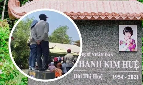Mộ NSƯT Thanh Kim Huệ bị giẫm nát sau tang lễ Vũ Linh, người thân nhìn chỉ biết khóc nghẹn