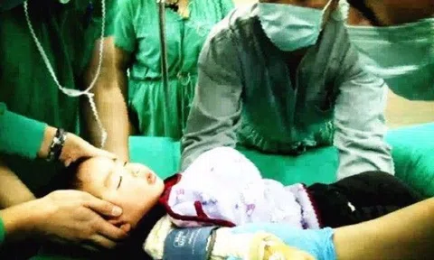 Giữa đêm mẹ chồng gọi báo con 3 tuổi nôn ra máu, biết nguyên nhân chồng tôi tức giận: "Mẹ không cần chăm cháu nữa"