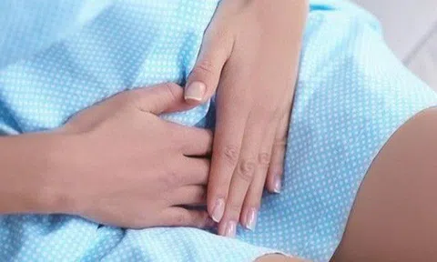 Bé gái 8 tuổi đã có kinh nguyệt, vài tháng sau phải nhập viện vì lý do ít ai ngờ tới